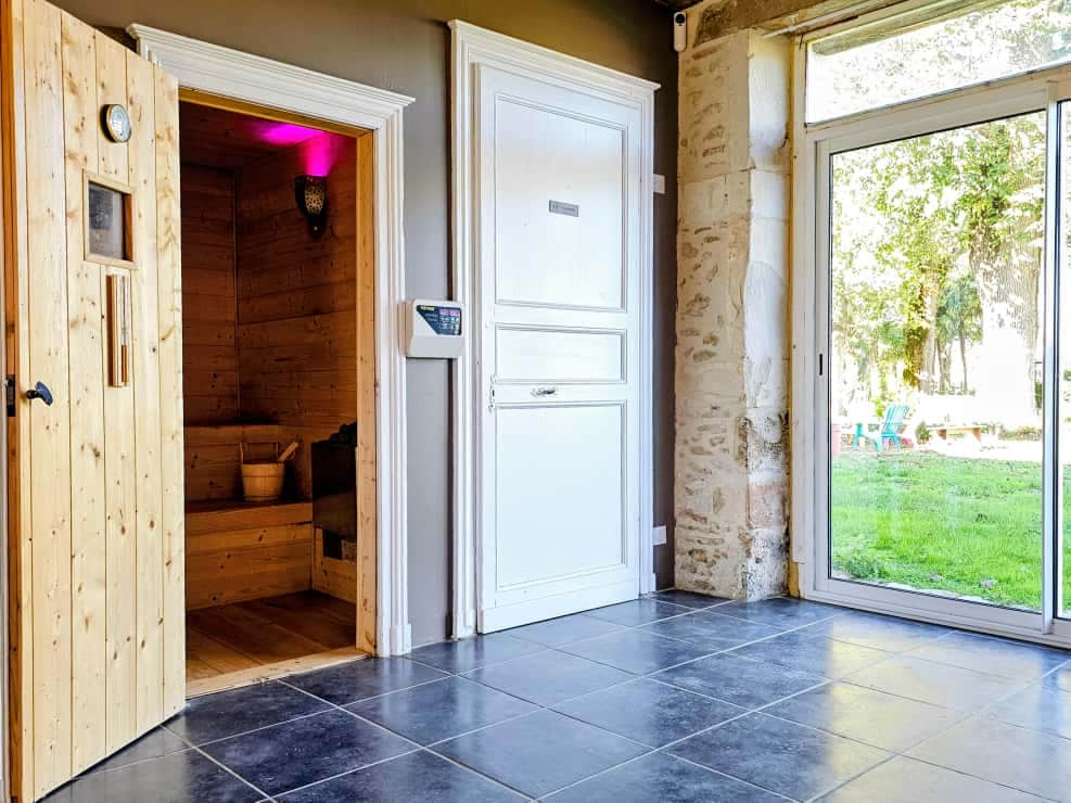 Un instant de détente idéal dans un sauna Finlandais Espace Zen & Bien-Être Sauna Finlandais piscine et spa dans les landes.