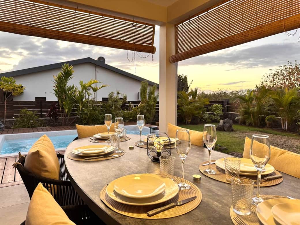 Espace repas vue sur piscine 