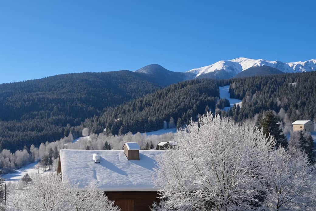 Vue panoramique sur les montagnes enneigées