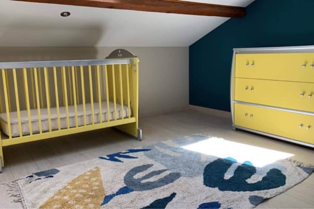 Lit BB installé dans une grande mezzanine ouverte vers un escalier , chauffage , climatisation , 2 grands velux avec store, toilettes au même niveau Nous avons également un lit parapluie Lit BB installé dans une grande mezzanine ouverte vers un escalier , chauffage , climatisation , 2 grands velux avec store, toilettes au même niveau Nous avons également un lit parapluie