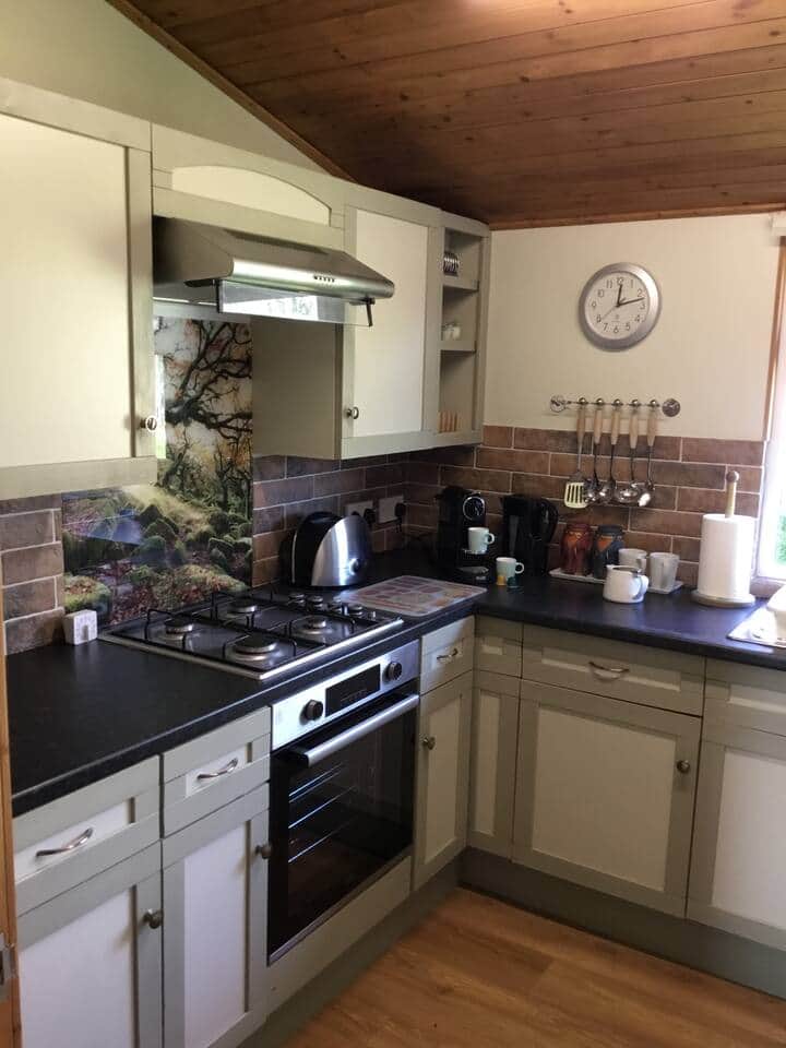 The Stables Hut has a well equipped kitchen, cooking facilities and a coffee machine.