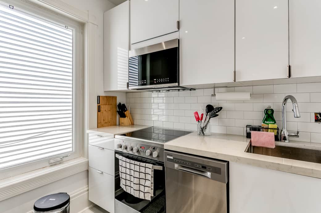 Modern kitchen for extended stays in downtown Toronto 