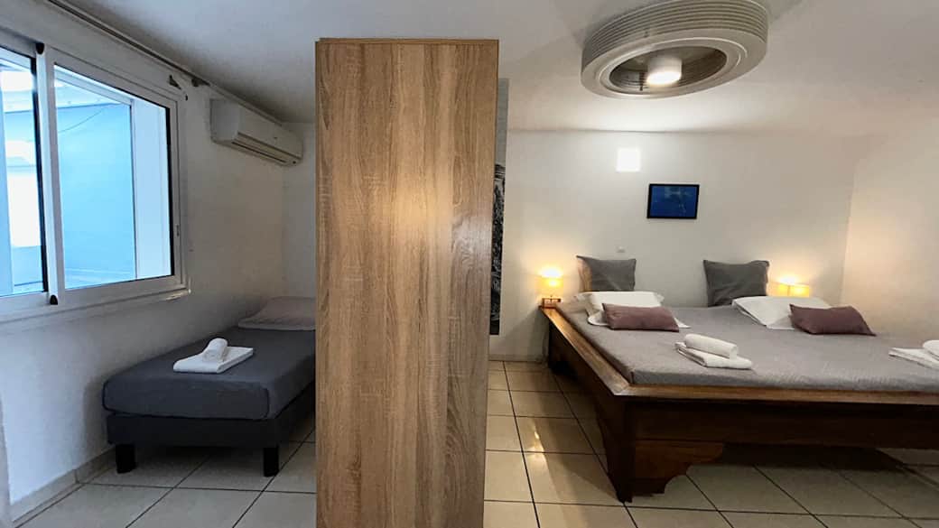 … AND A SEPARATE AREA WITH A STANDARD HOTEL SINGLE BED