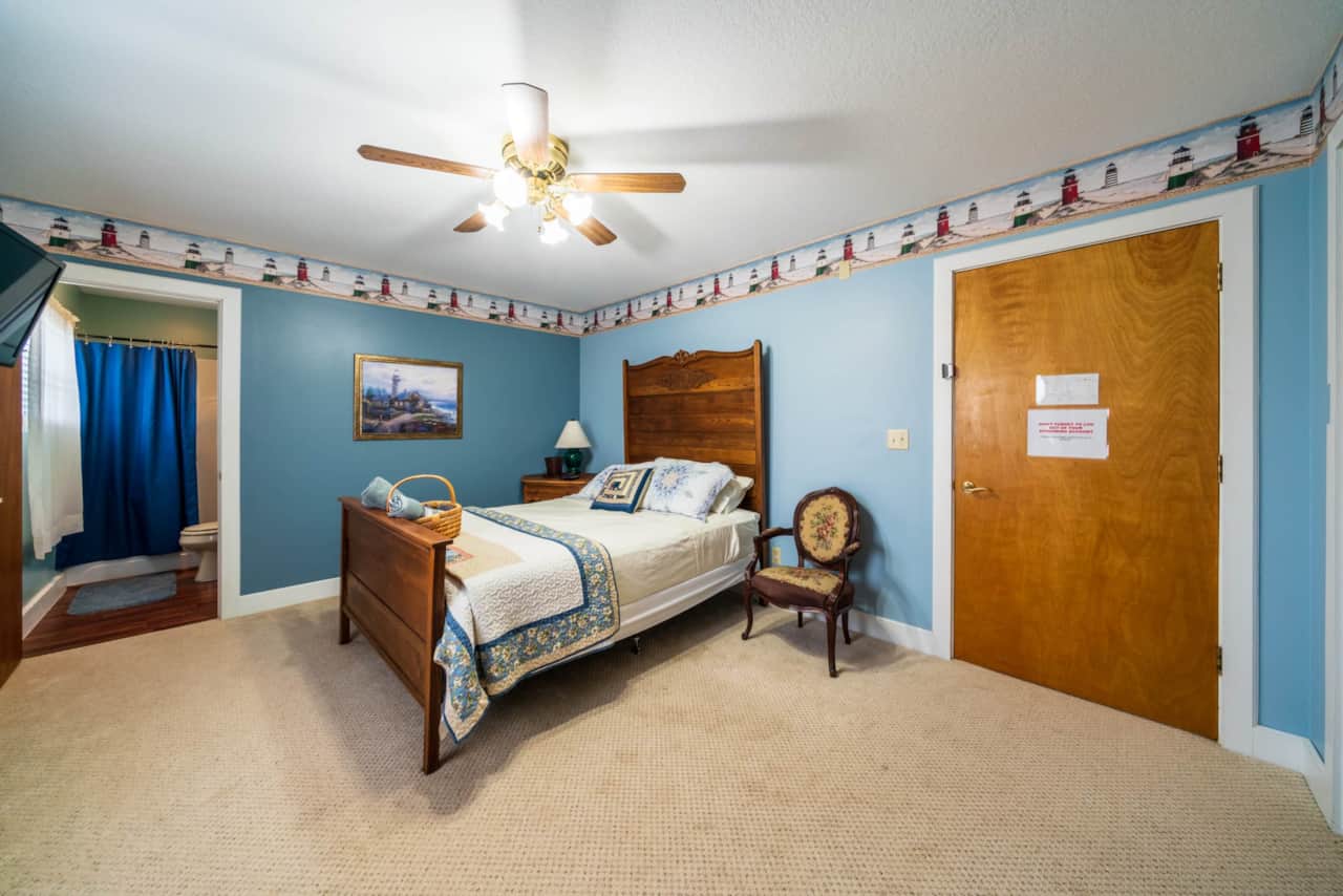 Suite 14 (Queen Bed & Twin Bunks)