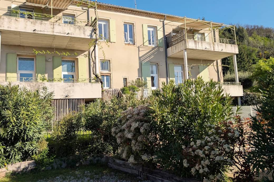 La terrasse du gîte Chat perché est celle en haut à gauche.