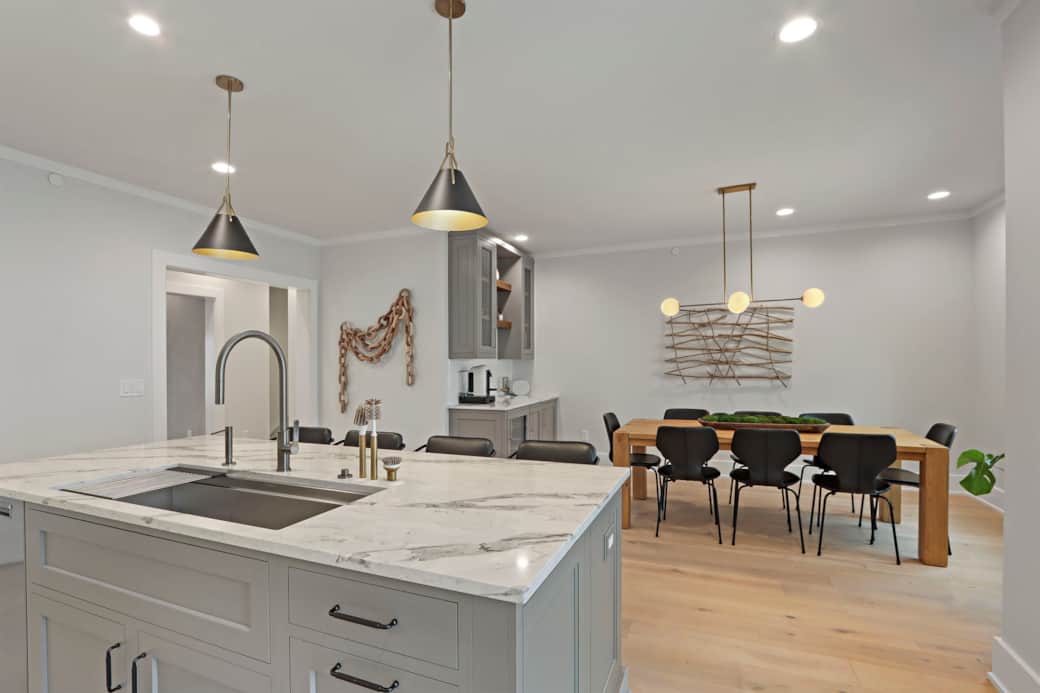 Kitchen & dining (2nd floor)