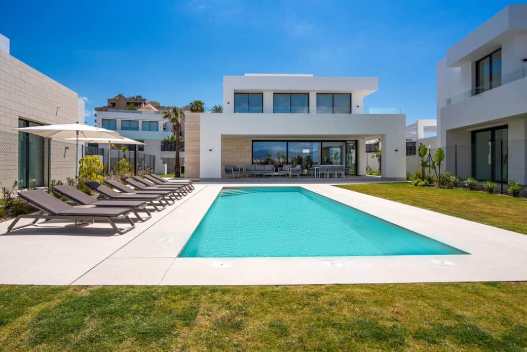 Frontal view of the villa and pool from the garden