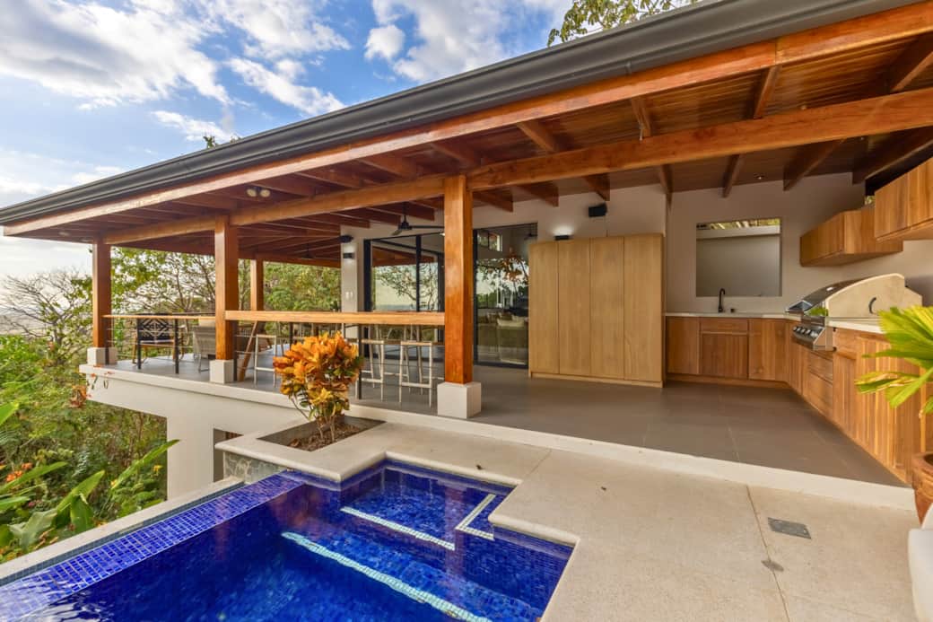 Pool-Outdoor kitchen