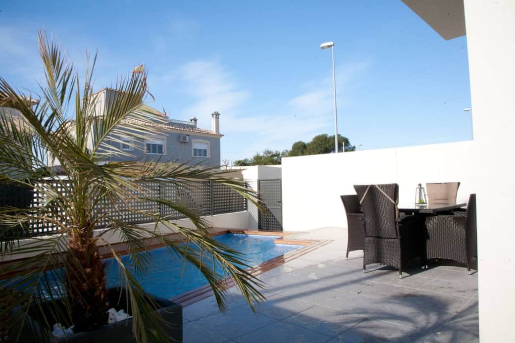 Terrasse med egen pool