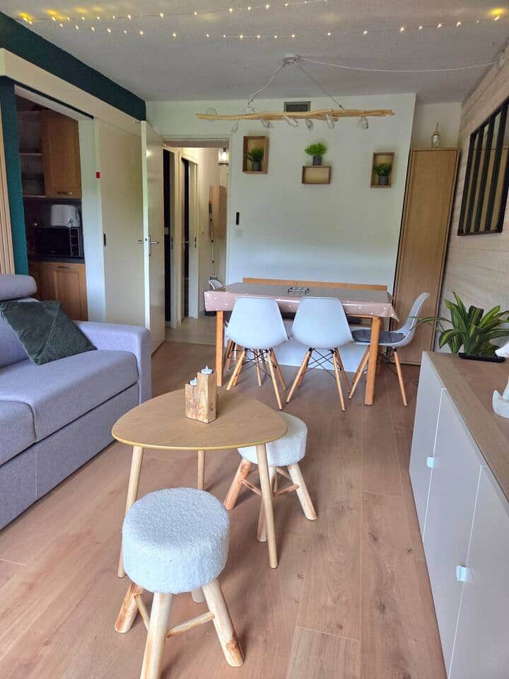 Salon avec cuisine indépendante qui peut être isolée grâce à la porte coulissante.