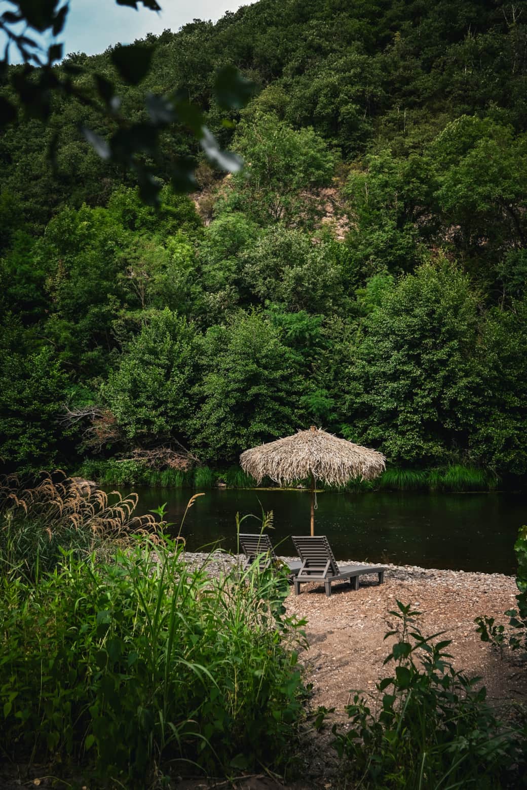 plage au bord de la rivière