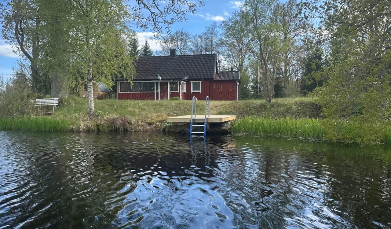 Baden vom eigenen Steg vom Ferienhaus Emålund
