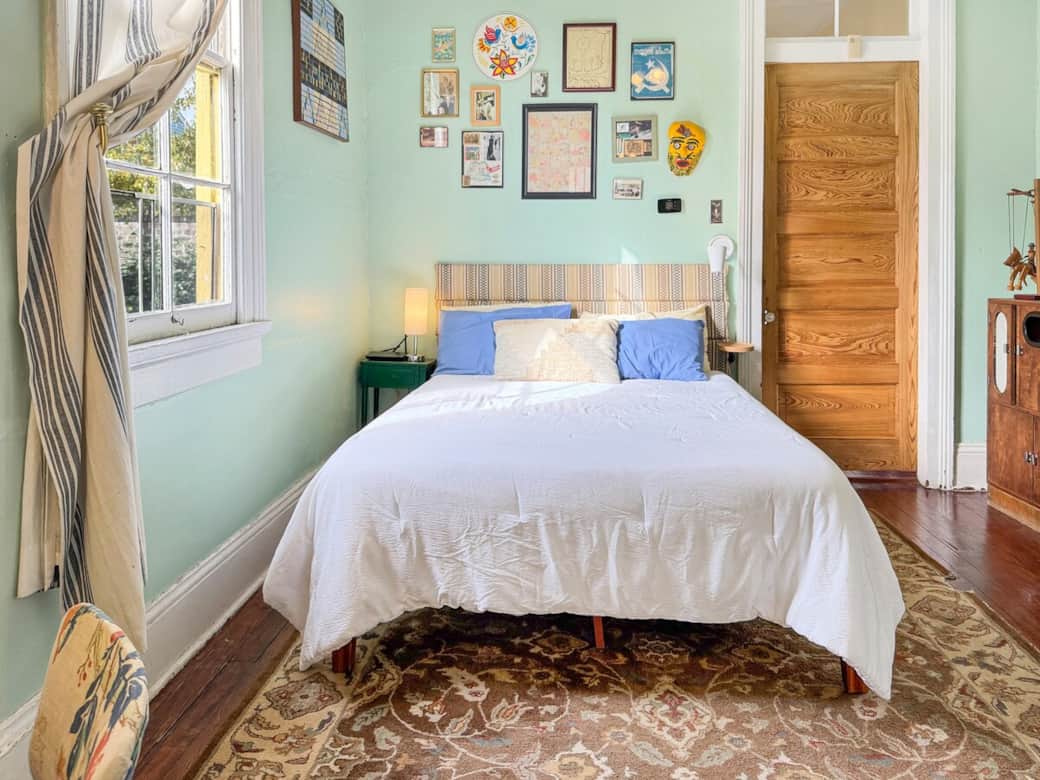 Door between bedroom 1 and 2. 