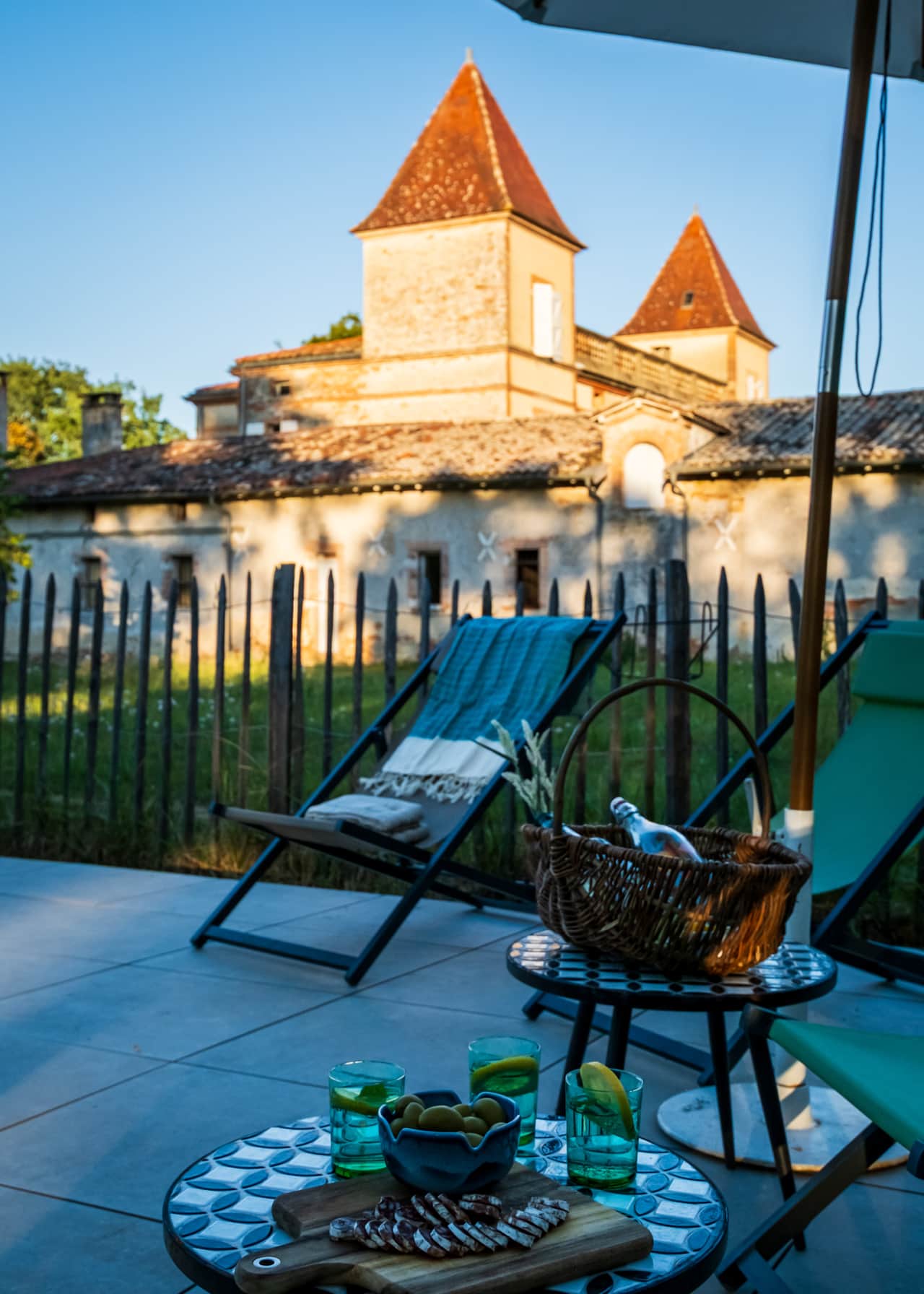 Depuis la piscine, admirez les tours du château à l’ouest et le cèdre centenaire à l’est. 