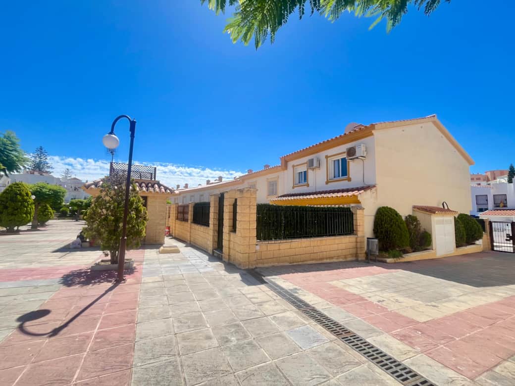 Semi-detached townhouse with private terraces Semi-detached townhouse with private terraces