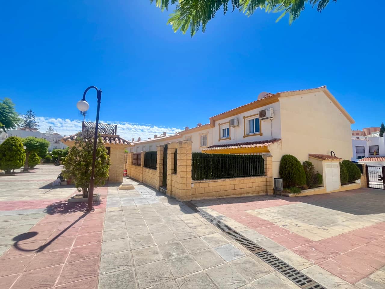 Semi-detached townhouse with private terraces