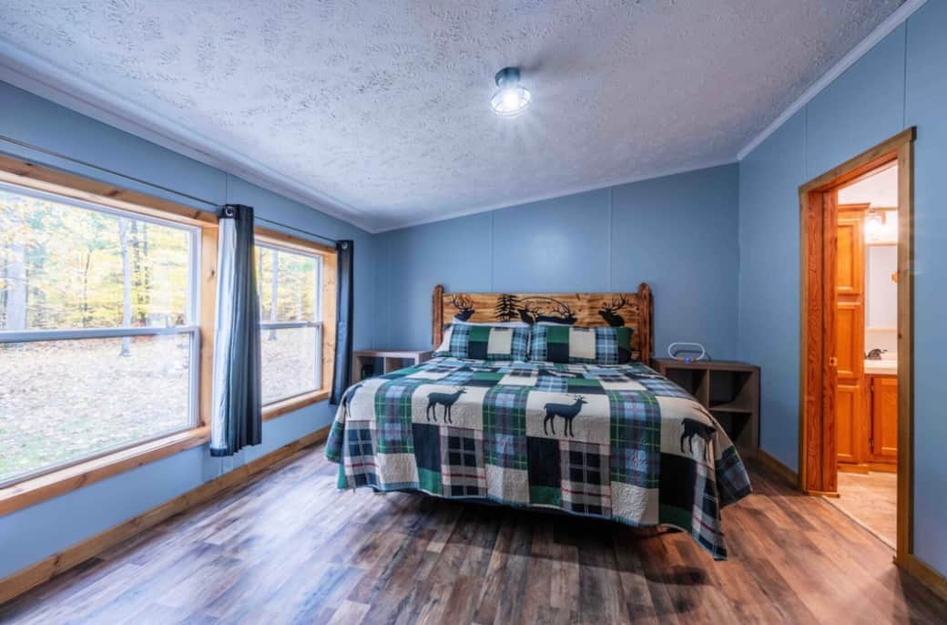 Elk Room: King sized bed with an en suite bathroom Elk Room: King sized bed with an en suite bathroom