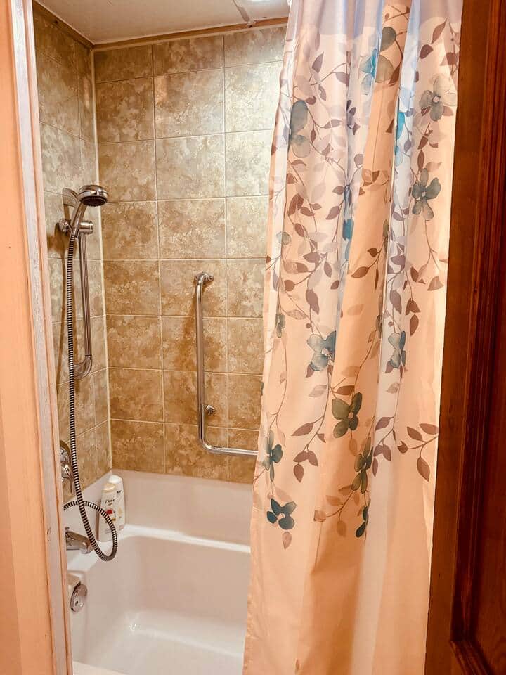 Bain douche, situé dans l'espace bureau