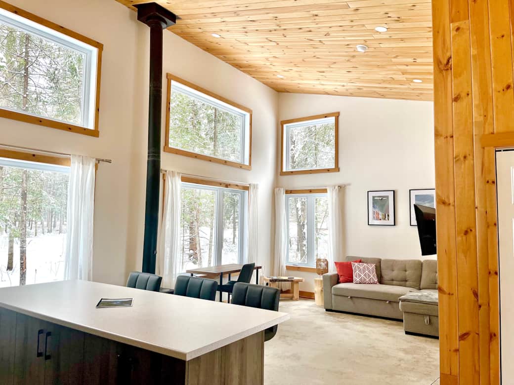 Chalet à aire ouverte avec bureau