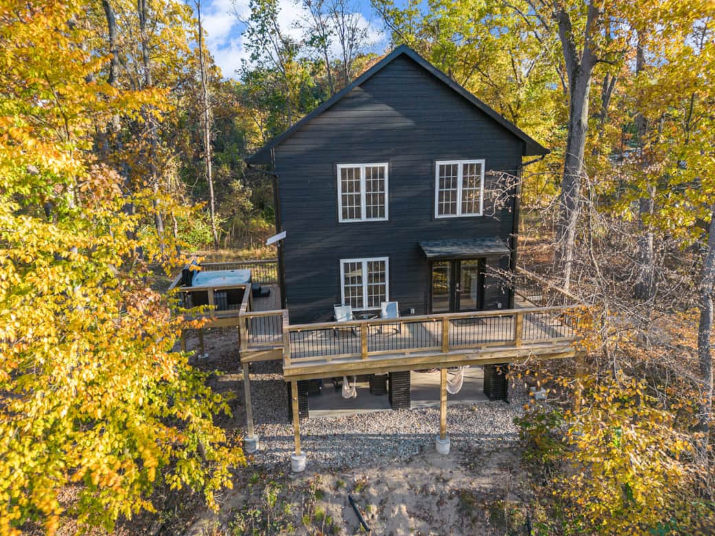 Modern treehouse retreat with forest backdrop and peaceful views, perfect for a family getaway. Modern treehouse retreat with forest backdrop and peaceful views, perfect for a family getaway.
