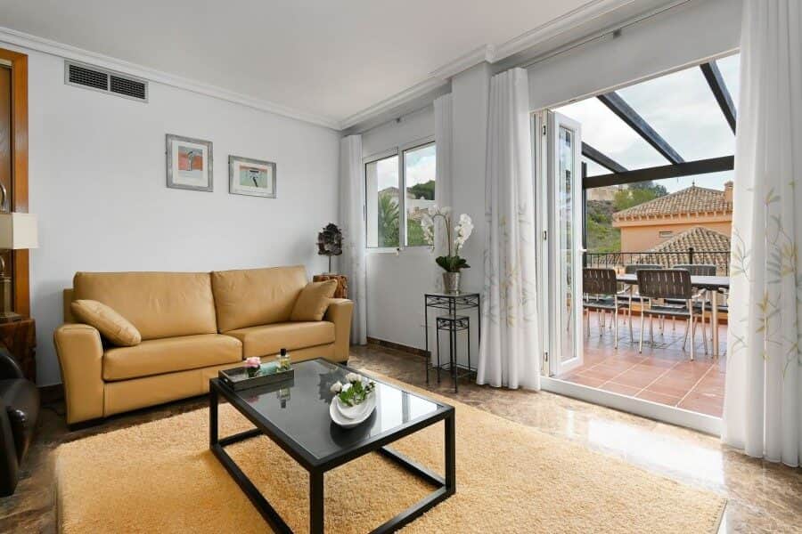 Salon avec canapé de cuir