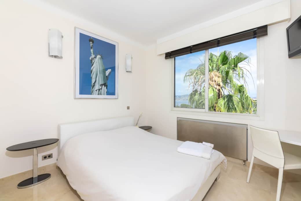 405 Floor 1 bedroom left 1