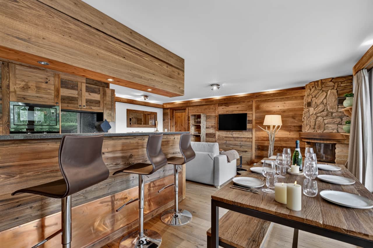 Coin repas chaleureux pour 6 convives, ambiance chalet authentique en vieux bois.