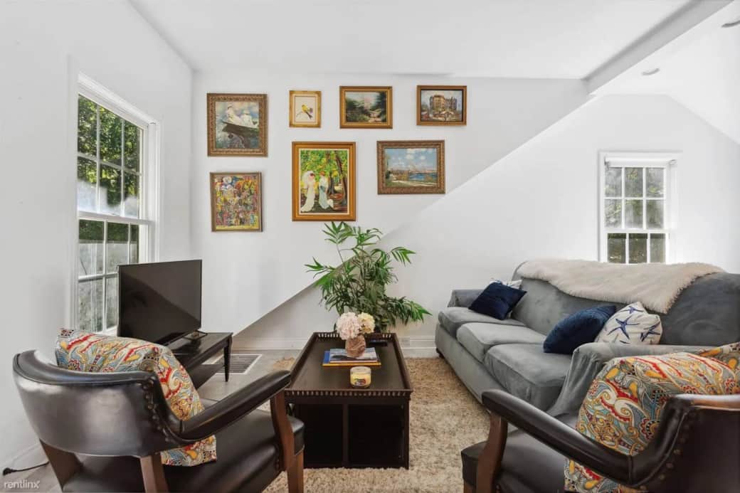 Cozy sitting area perfect for watching a good movie! YouTube TV, Netflix, APPLE TV, Britbox included!  