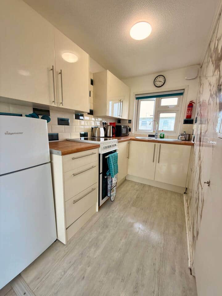 Fully equipped kitchen with oven, hob, fridge and essentials