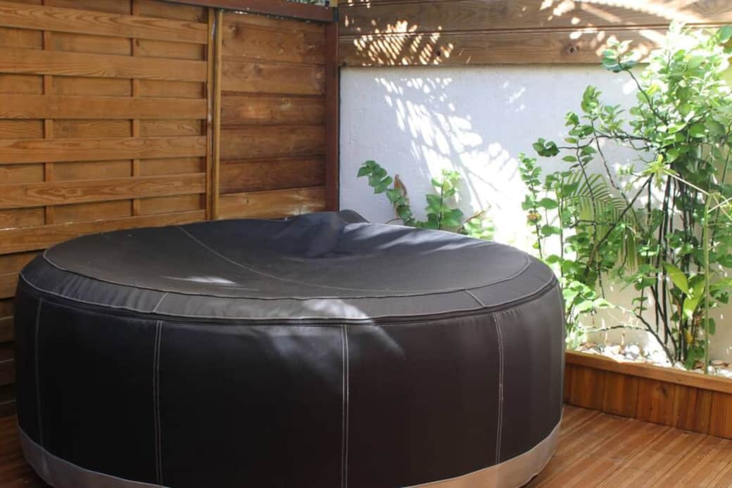 Le spa-jacuzzi du patio privatif