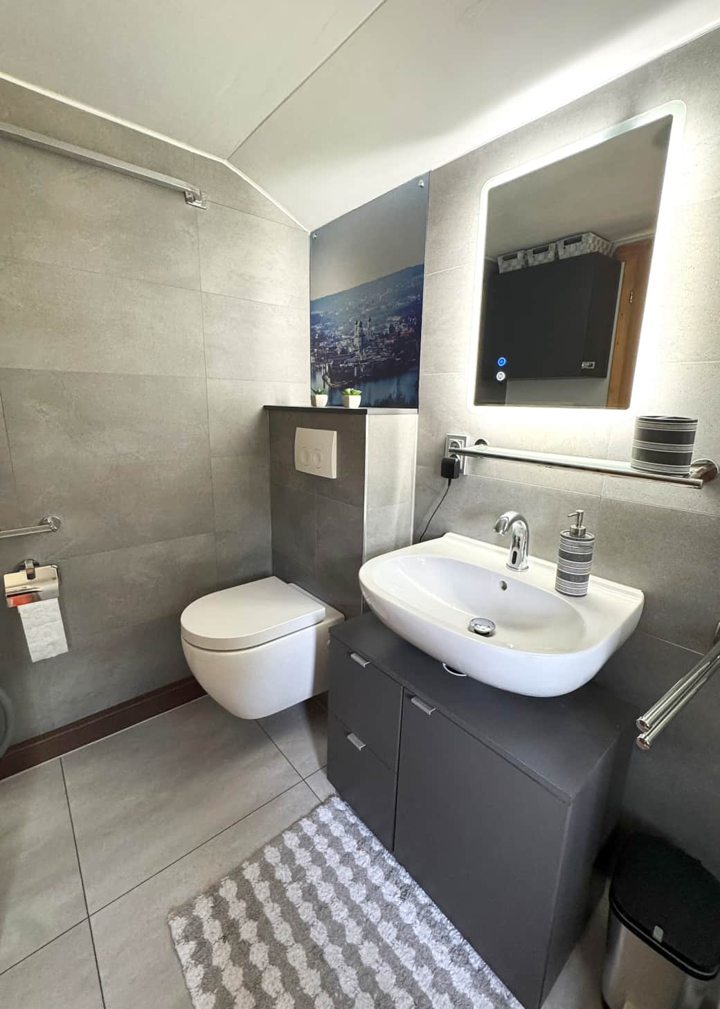 Badezimmer, Spiegel mit Bluetooth Lautsprecher, Handtücher, Unterschrank, Verbandskasten
