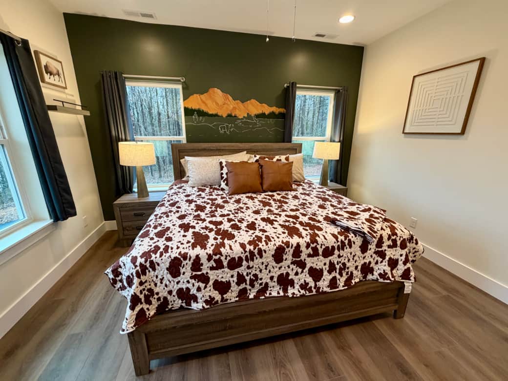 Yellowstone National Park King Bedroom with HDTV and Secret Reading Nook