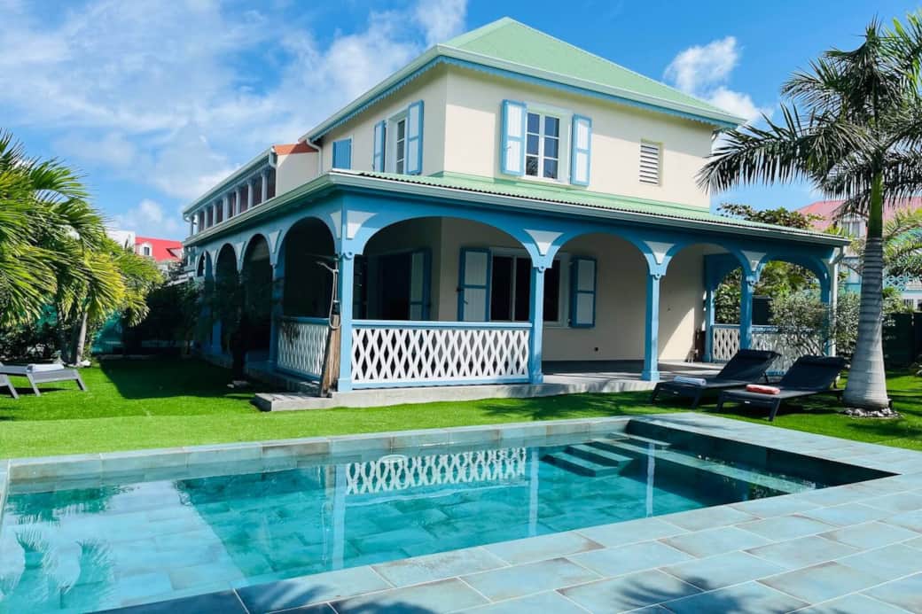 Pool and facade of villa Silove