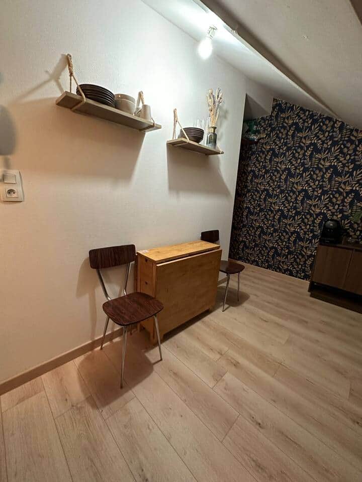 Espace repas, fonctionnel qui permet de garder un bel espace salon.
Avec un espace très agréable de raps 