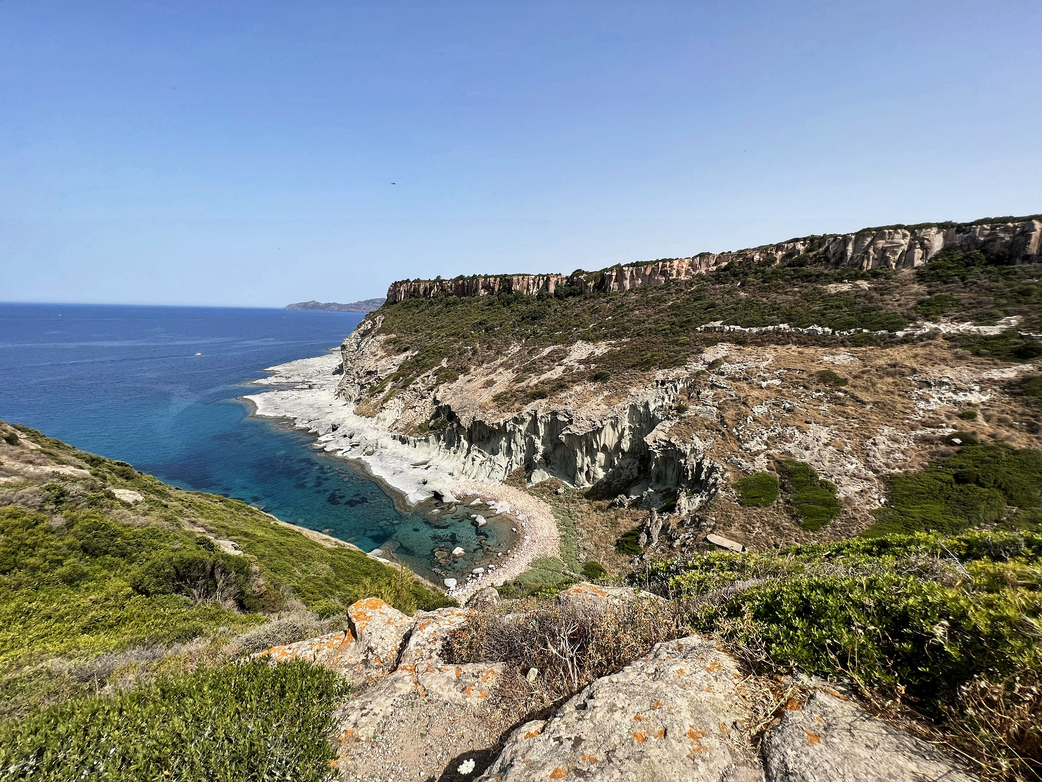 Trekking vicino Bosa tra costa selvaggia torri costiere e sentieri panoramici