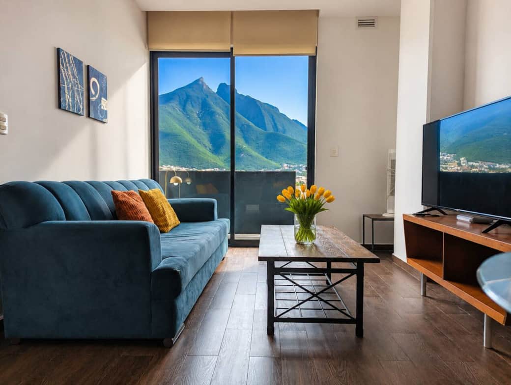 Bright and cozy living room with a comfortable sofa, smart TV, and beautiful mountain views. Filled with natural light, it’s the perfect spot to relax and enjoy Monterrey’s stunning scenery. Bright and cozy living room with a comfortable sofa, smart TV, and beautiful mountain views. Filled with natural light, it’s the perfect spot to relax and enjoy Monterrey’s stunning scenery.