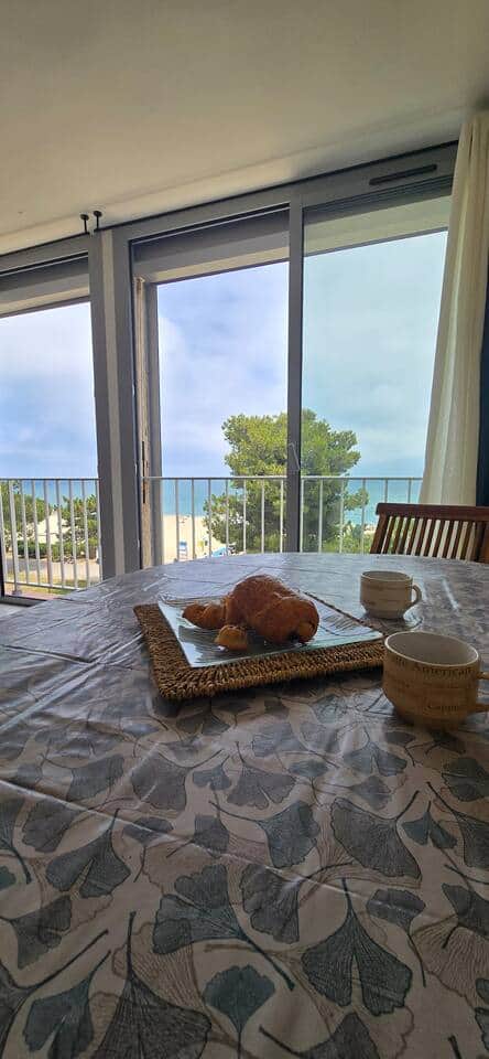 Vue mer & petit dej au programme