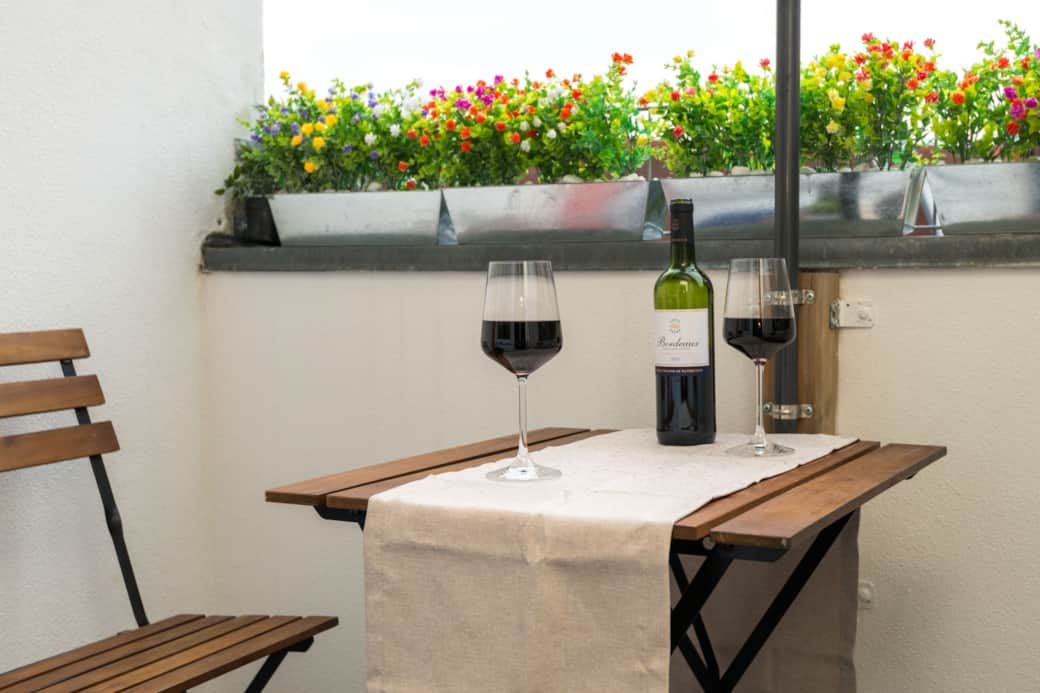 Glas Wein auf dem Balkon