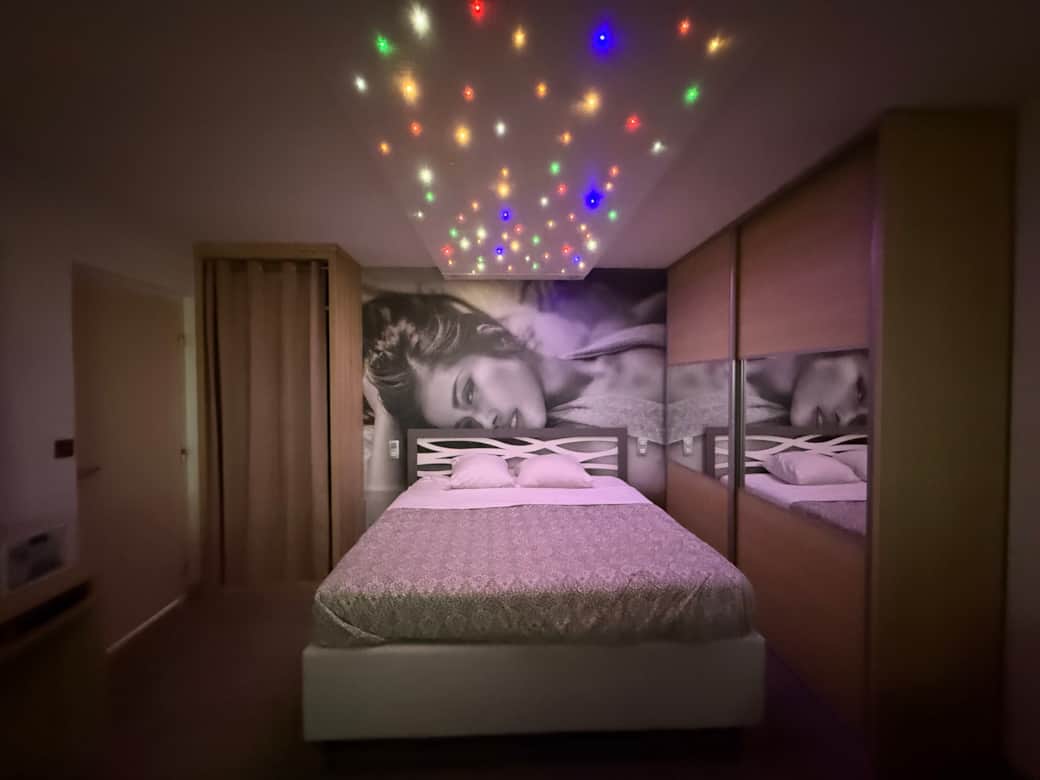 Lit avec ciel étoilé