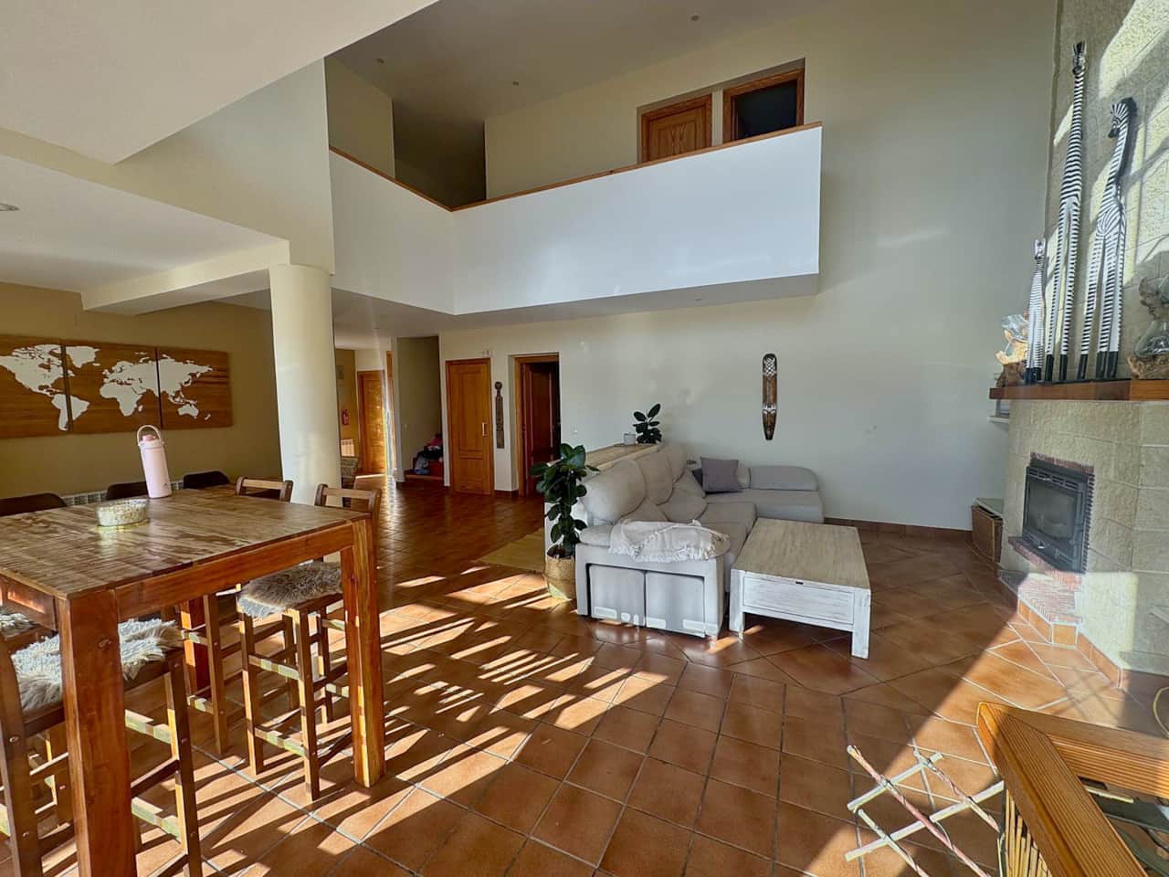 Salón de doble altura con chimenea