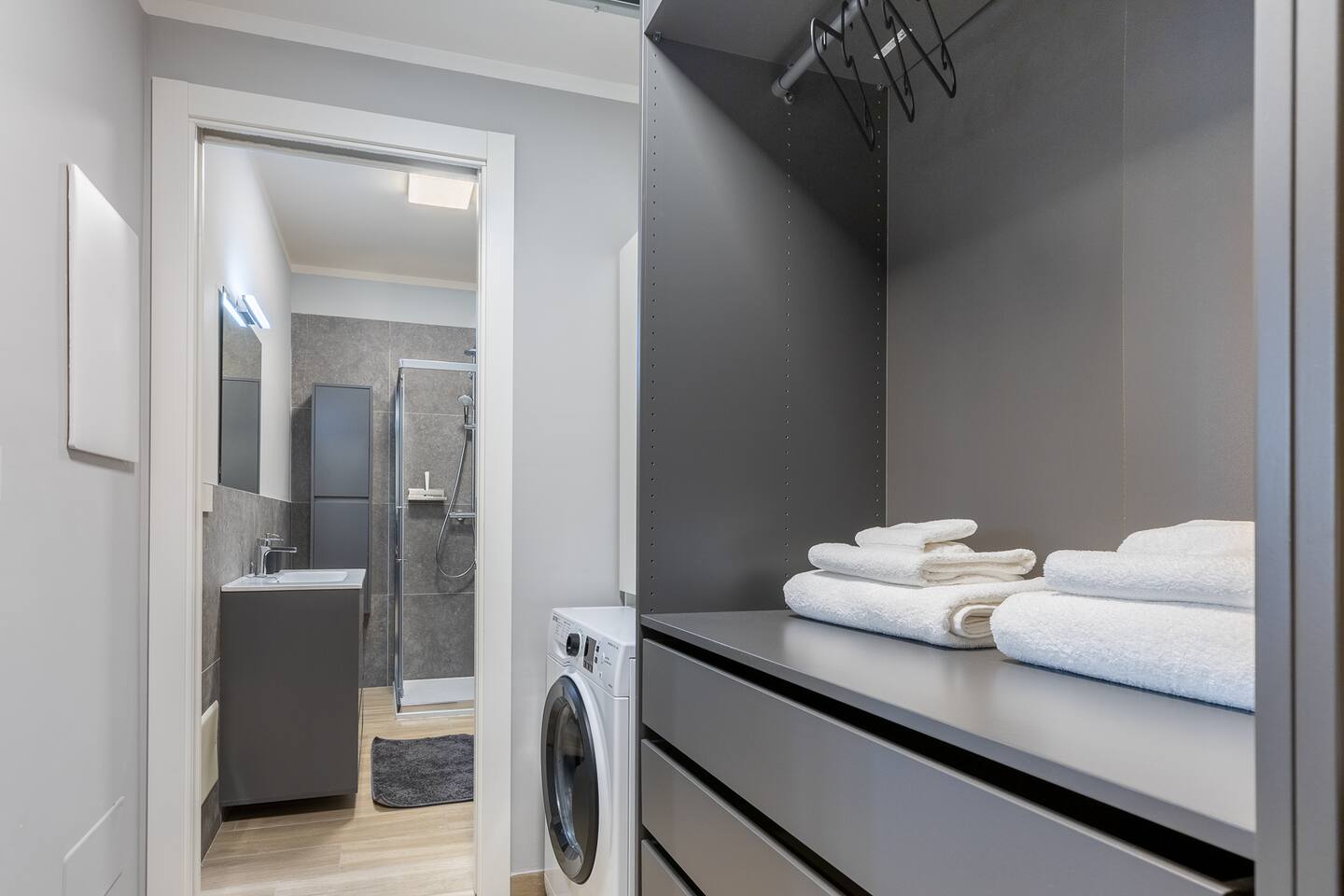 Cabina Armadio adiacente a Lavanderia con Lavatrice a disposizione degli ospiti