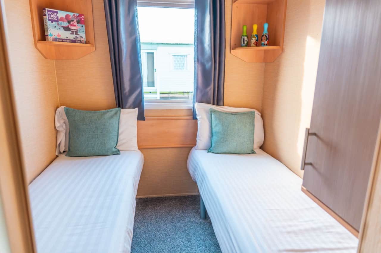 Twin bedroom with two single beds. Bring bed linen and towels.