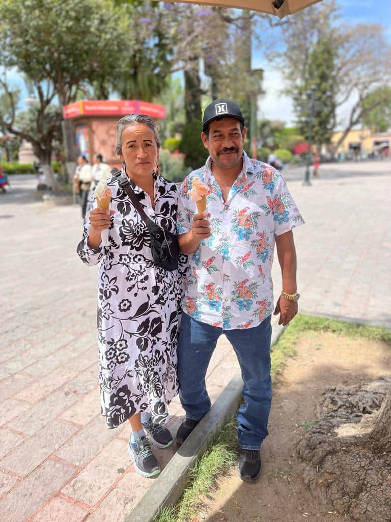 Tomasa y Juan disfrutando un helado en San Miguel de Allende