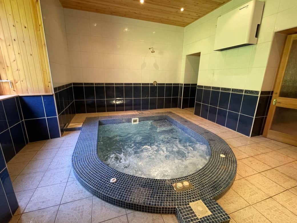 Plunge pool, sauna and gymn equipment are available as part of your stay. Pool is heated to 30 degrees Celsius. Please observe Ts and Cs in welcome guide regarding use. 