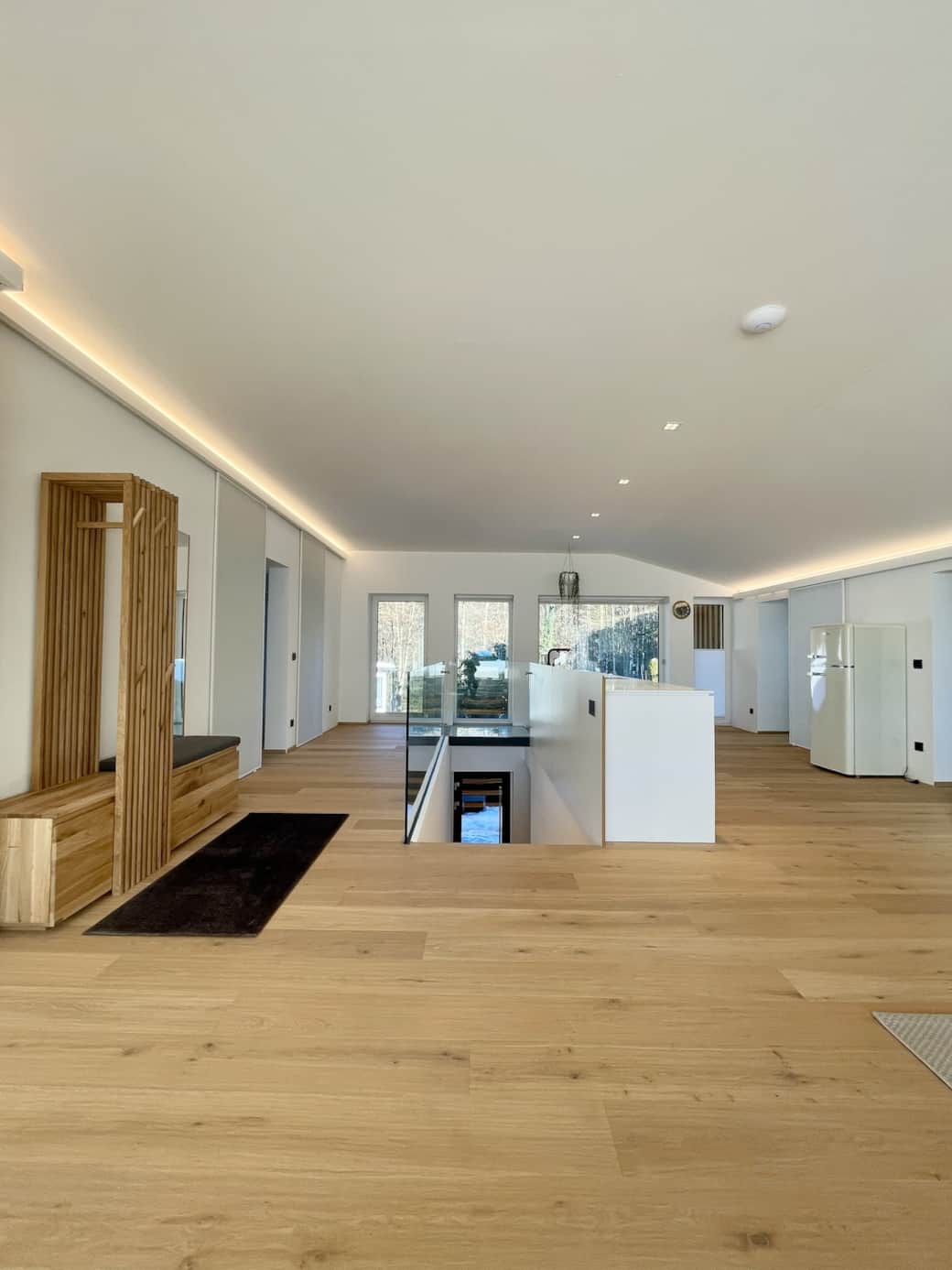 Loftstyle – links eine kleine Garderobe und rechts der Küchenblock