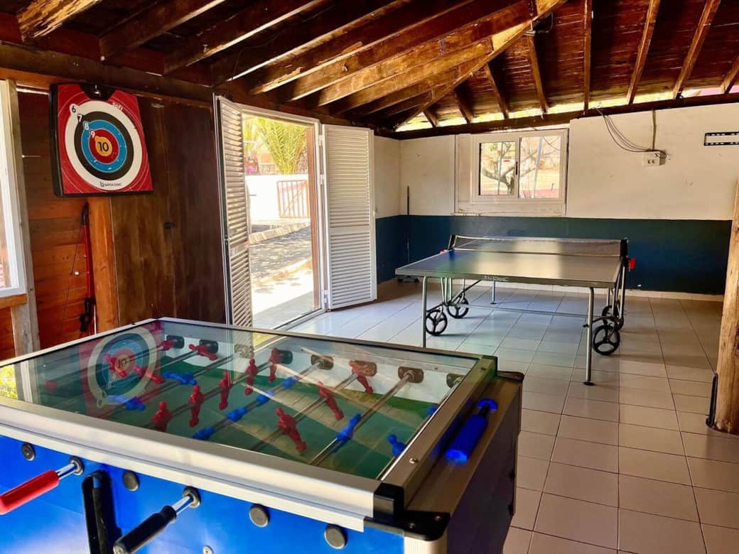 salon de juegos para toda la familia  al lado de la piscina