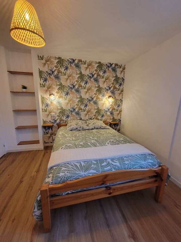 La chambre Jungle, offrant rangement, portant et étagères, ainsi qu'un coin bureau.