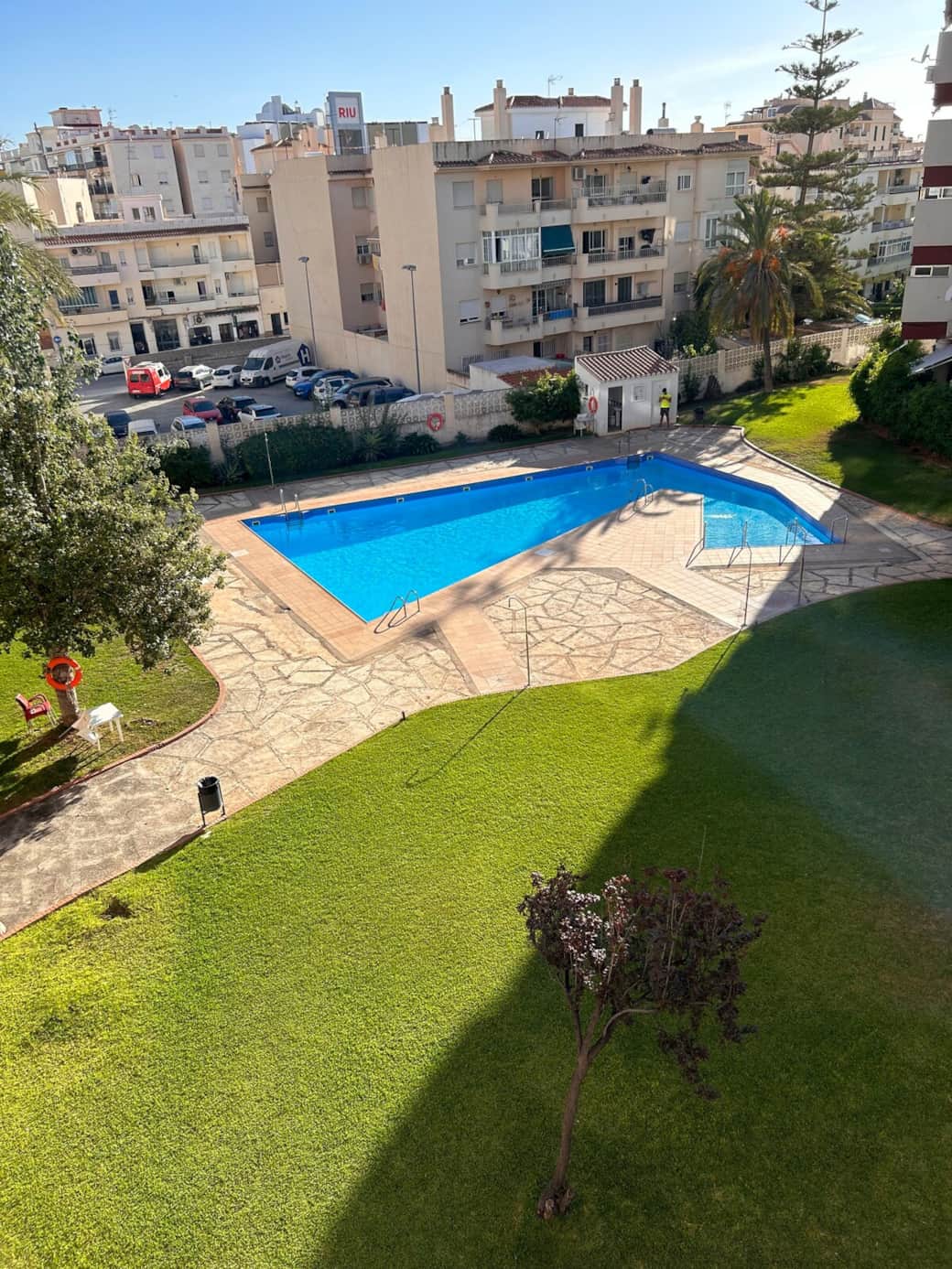 Piscina, grande y profundidad variable.