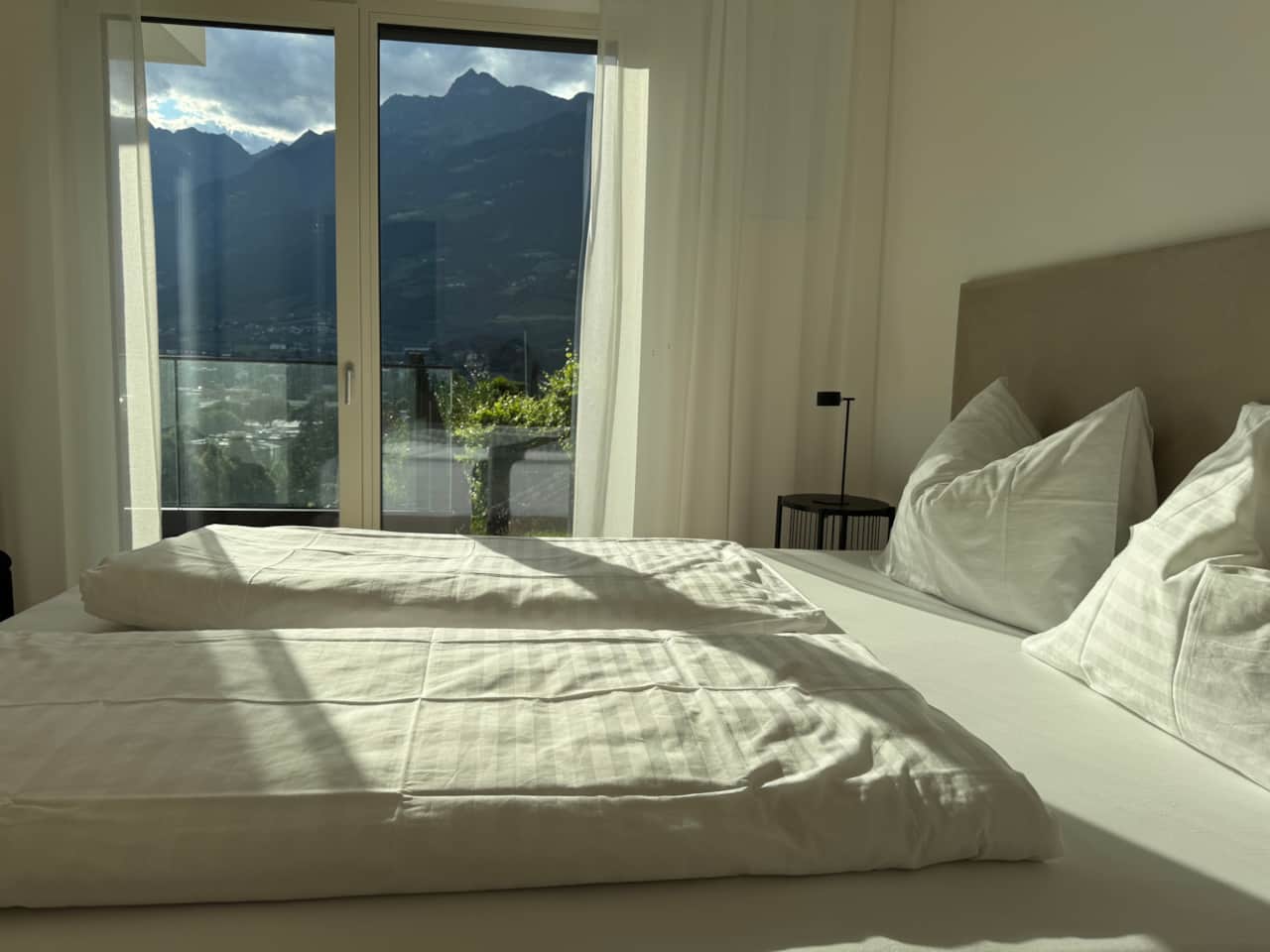 Schlafzimmer mit Super-Kingsizebed (180x220cm) und Ausblick auf den Weinberg