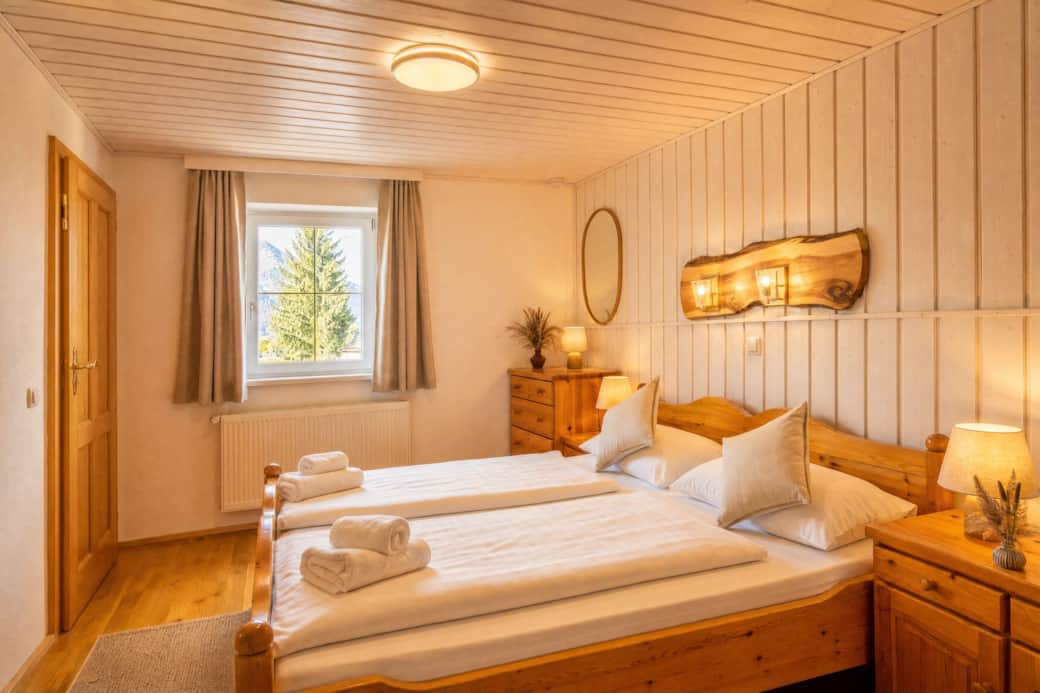 Helles Schlafzimmer mit Kingsize-Bett und Bergblick, Berglodge Hochrindl Ferienwohnung Kärnten Helles Schlafzimmer mit Kingsize-Bett und Bergblick, Berglodge Hochrindl Ferienwohnung Kärnten